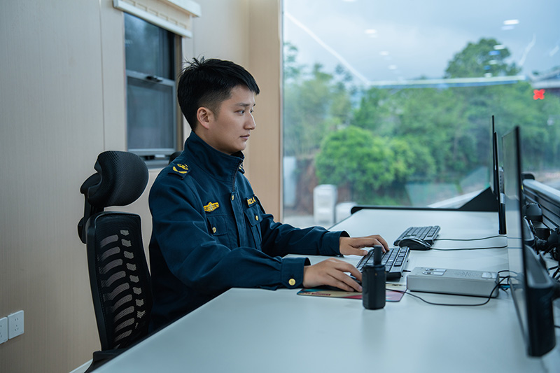 20250430108547.jpg 关聪在怀化北智慧方舱开展车辆信息核查.jpg