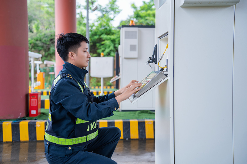 20250430416289.jpg 关聪在怀化北收费站现场调试车道机器人设备.jpg